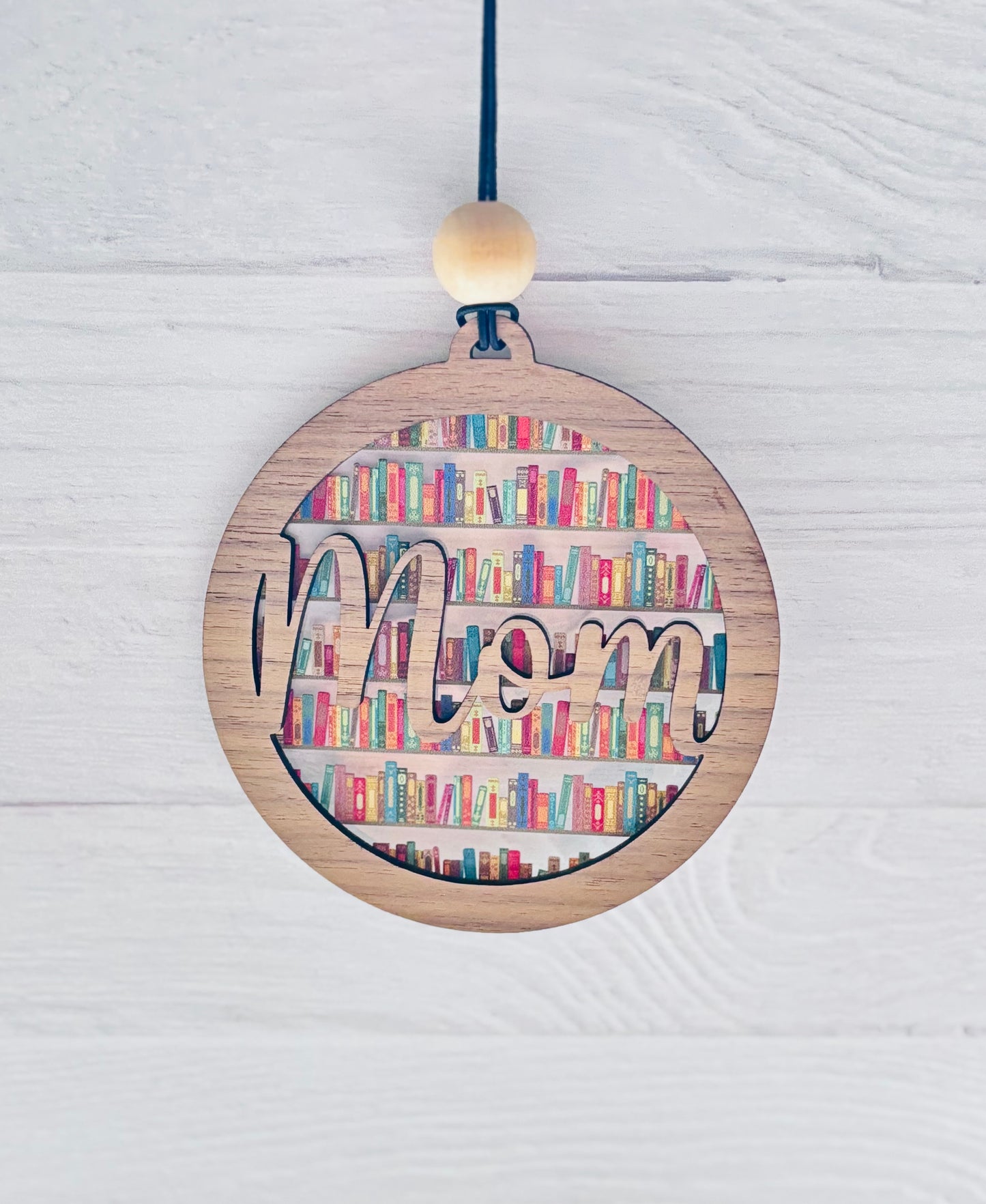 “Mom” Bookshelf Car Charm – Laser-Cut Wooden Ornament for Book-Loving Moms