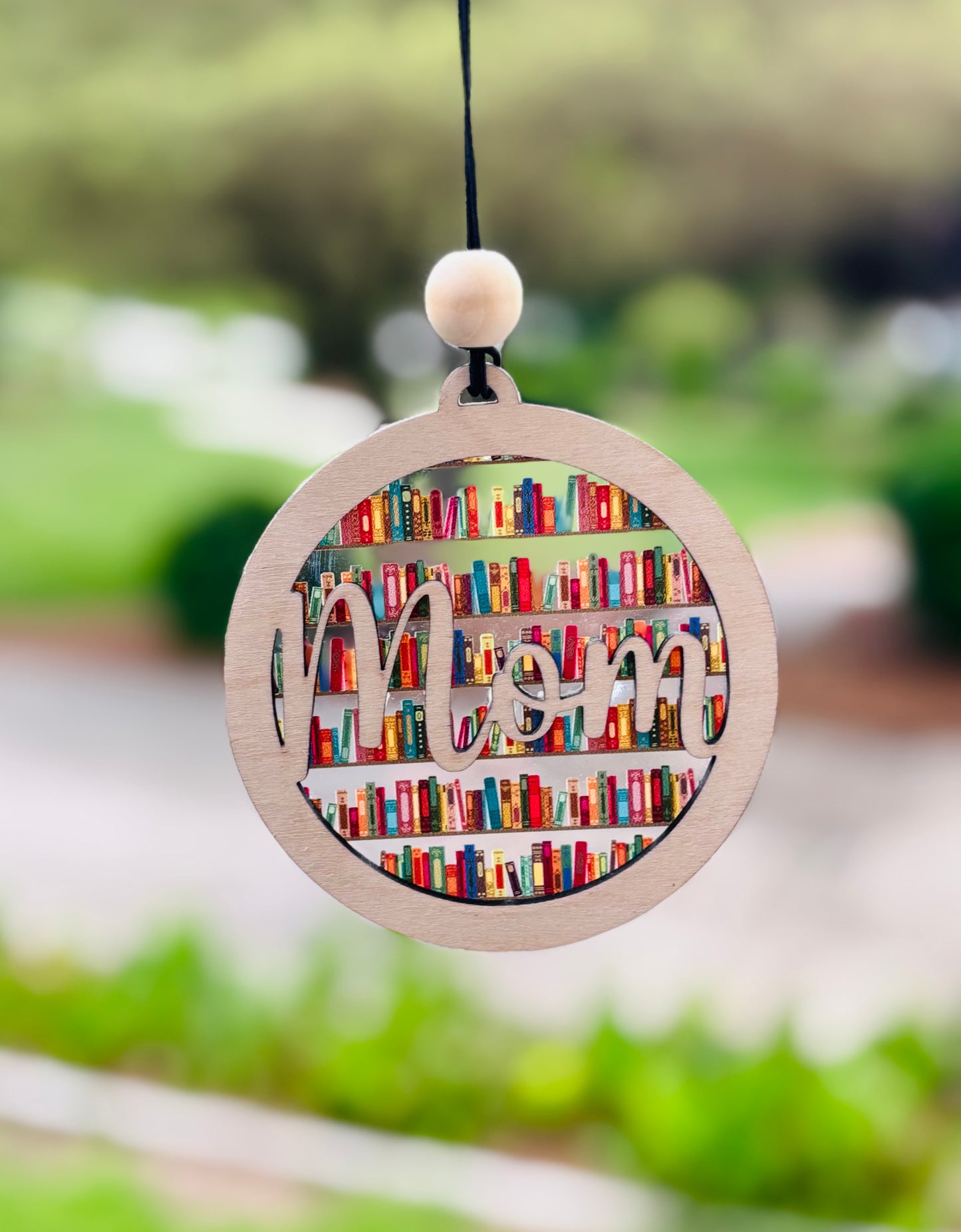 “Mom” Bookshelf Car Charm – Laser-Cut Wooden Ornament for Book-Loving Moms