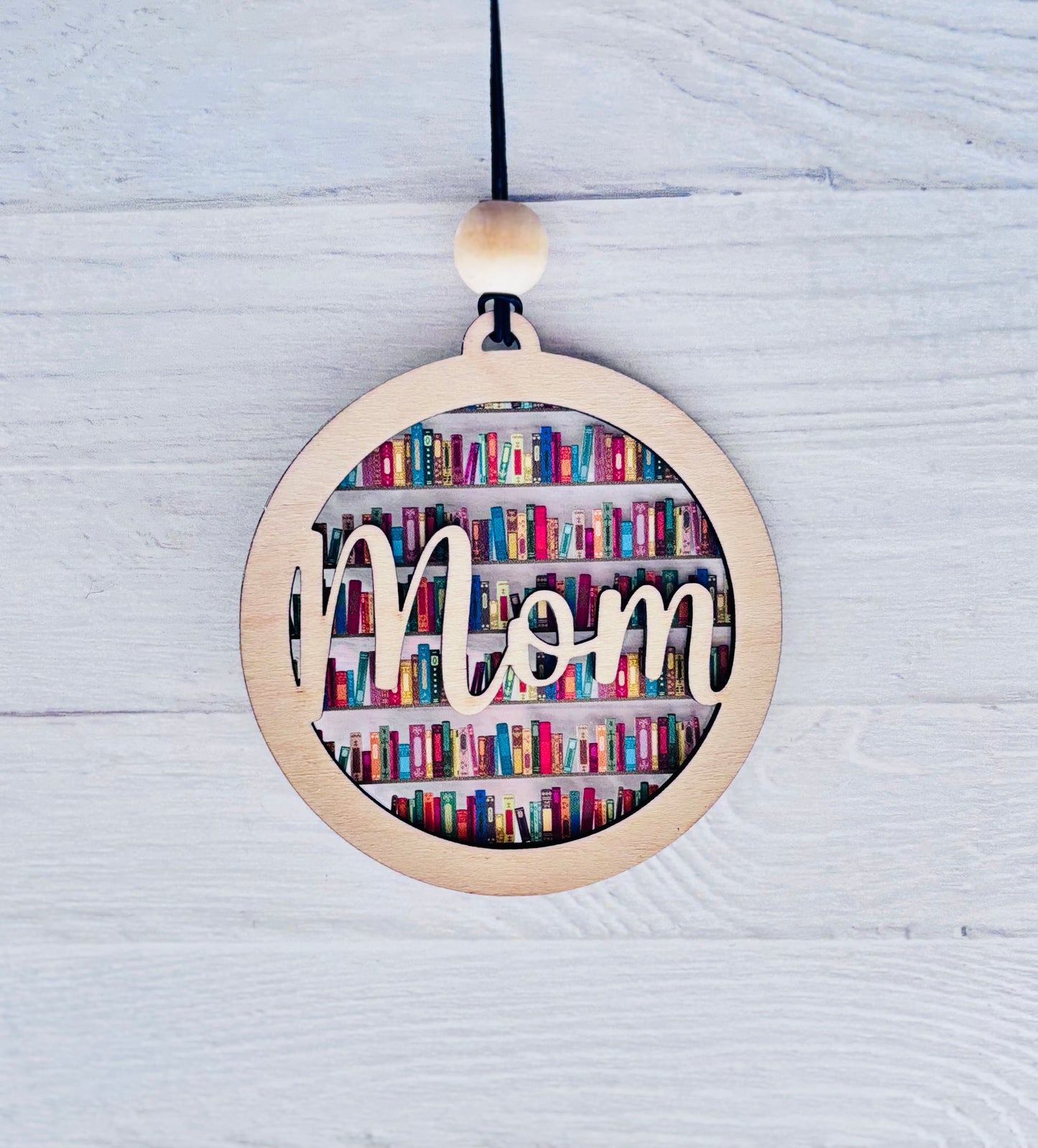 “Mom” Bookshelf Car Charm – Laser-Cut Wooden Ornament for Book-Loving Moms